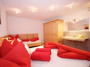 2 bedrooms, travel crib, free WiFi - Lovely apartment for 5 people with WIFI, TV, terrace and pets allowed (Alterzoll)