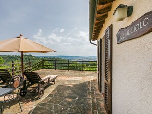 Terrace/patio - Lovely apartment in villa for 2 people with pool, A/C, WIFI, patio and panoramic view (Cinigiano)