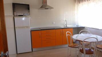 Appartamento, 2 camere da letto, balcone | Cucina privata | Frigorifero con congelatore, microonde, piano cottura