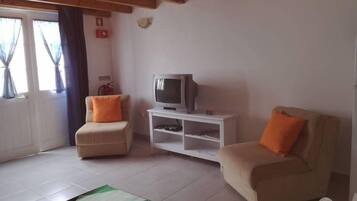 House, 2 Bedrooms | Living room | TV