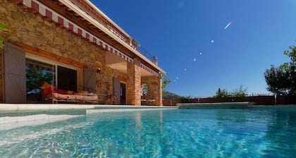 4 bedroom villa with pool, sauna, jacuzzi
