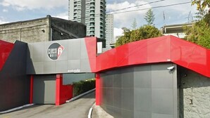 A modern building with a red and grey facade, featuring a logo with 'CLASSE HOTEL' and an entrance. - Classe A Motel (São Paulo)