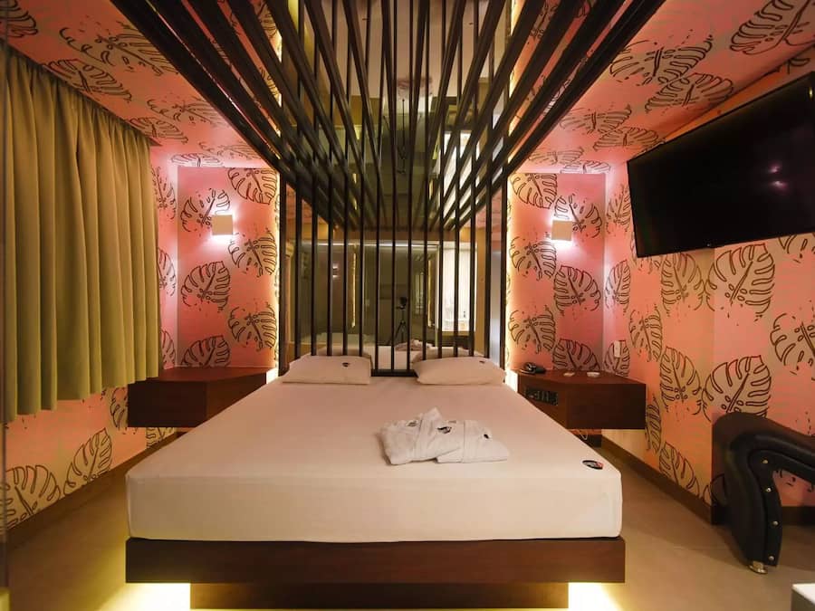 Minibar, free WiFi, bed sheets