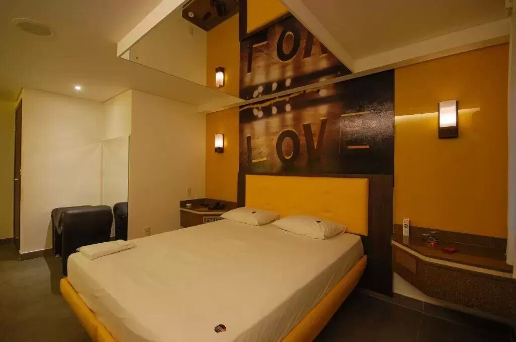 Minibar, free WiFi, bed sheets