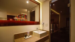 A modern bathroom with a granite countertop, a white sink, and a mirror. - Classe A Motel (São Paulo)
