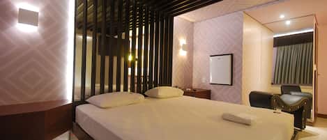 Minibar, free WiFi, bed sheets