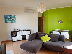 Departamento, 1 habitación, balcón (1) | Área de sala de estar | Televisión de pantalla plana 