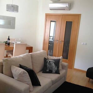 Apartment, 1 Schlafzimmer, Balkon (2) | Wohnzimmer | Flachbildfernseher