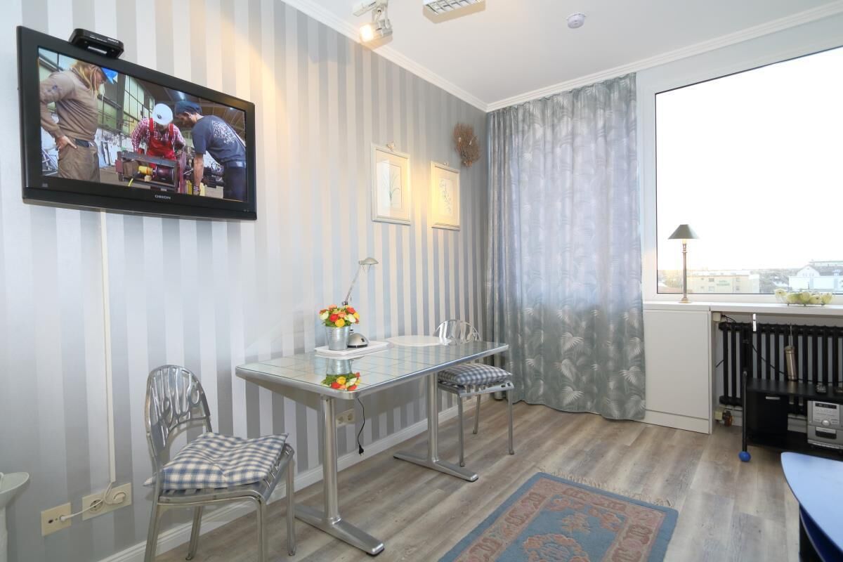 App. Nehlsen 61 W<br><br>Location:<br>The apartment house is located on the pedestrian zone Wilhelmstraße, which merges into Friedrichstraße. The beach is about 500 m. From the apartment, located in the 6. Floor is located, overlooking the city towards...