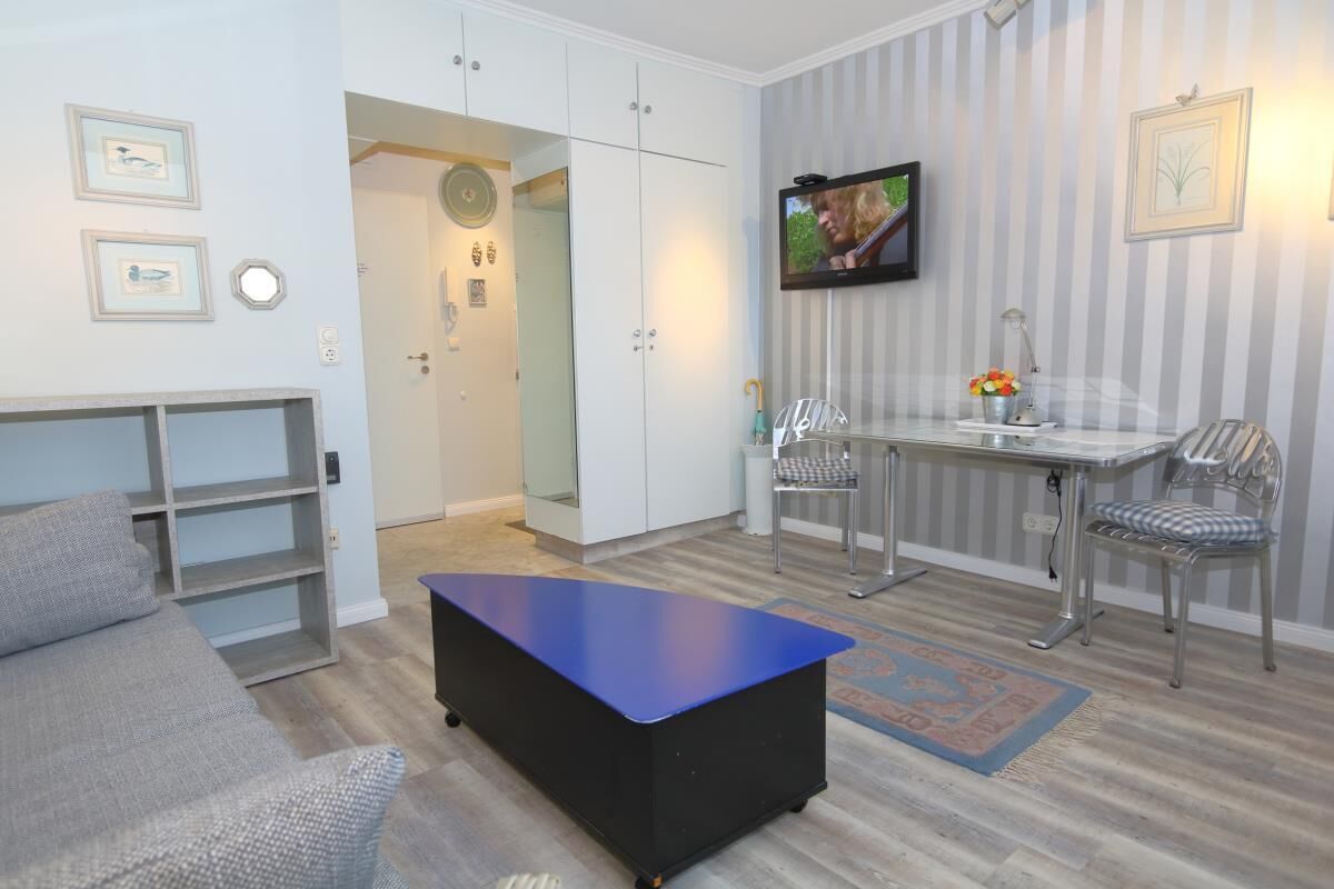 App. Nehlsen 61 W<br><br>Location:<br>The apartment house is located on the pedestrian zone Wilhelmstraße, which merges into Friedrichstraße. The beach is about 500 m. From the apartment, located in the 6. Floor is located, overlooking the city towards...