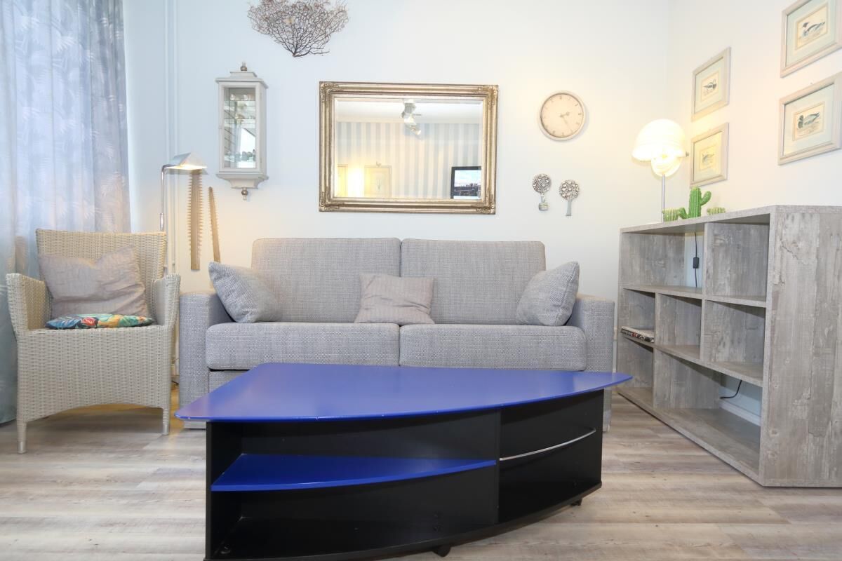 App. Nehlsen 61 W<br><br>Location:<br>The apartment house is located on the pedestrian zone Wilhelmstraße, which merges into Friedrichstraße. The beach is about 500 m. From the apartment, located in the 6. Floor is located, overlooking the city towards...