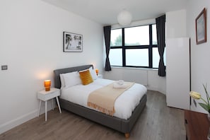 Individualmente mobiliados, escrivaninha, quartos à prova de som