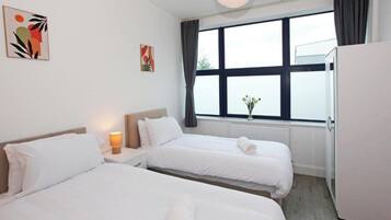 2 makuuhuonetta, yksilöllisesti kalustettu, työpöytä, äänieristys