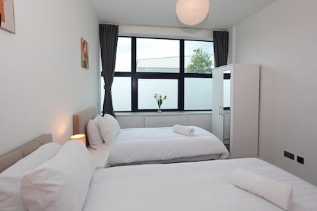 2 habitaciones, muebles diferentes y escritorio