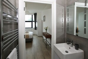 Free toiletries, towels - Sapphire House Apartments (Telford)