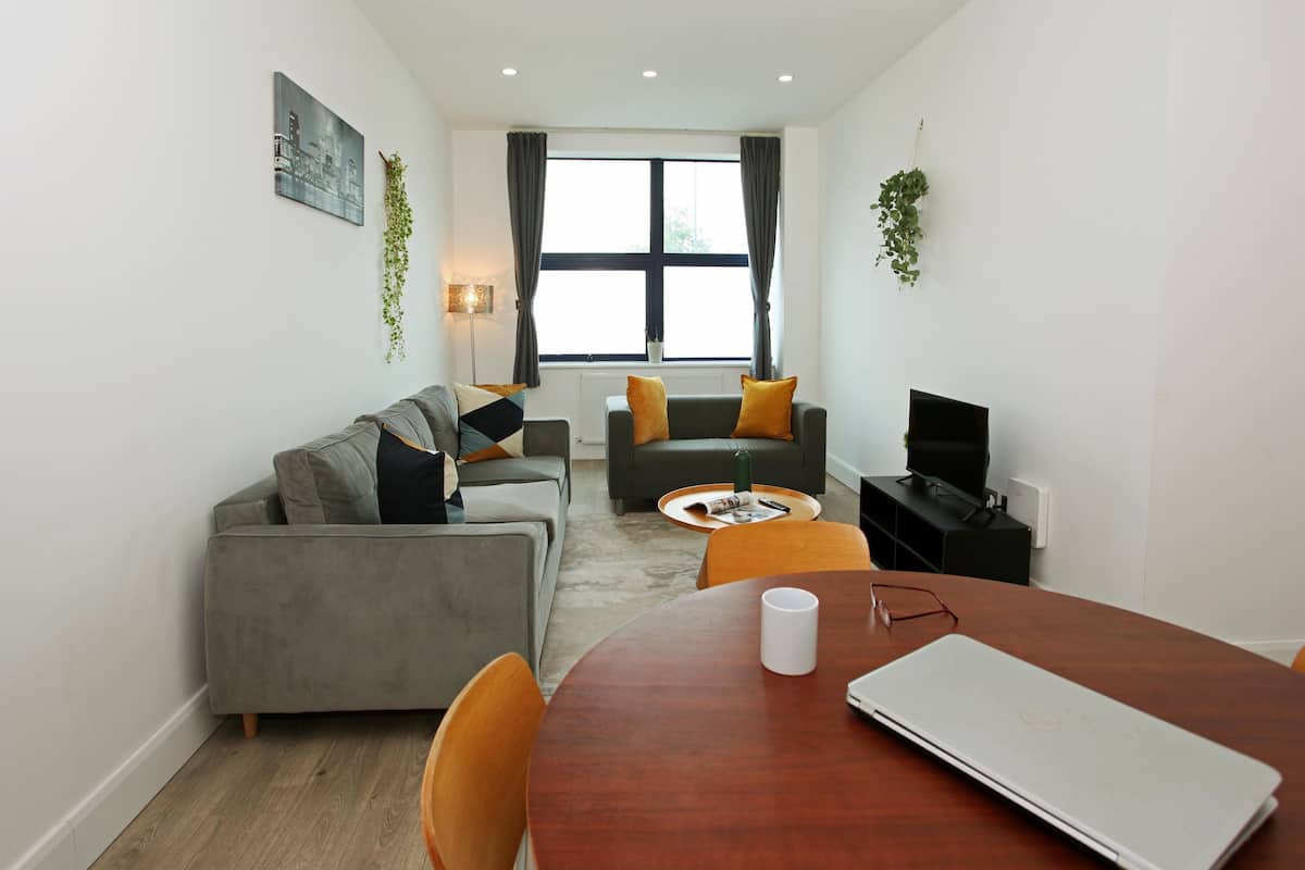 2 habitaciones, muebles diferentes, escritorio y insonorización