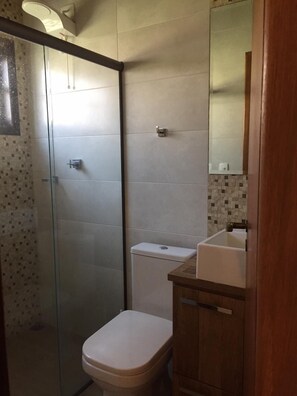 Bathtub, toilet paper - Country house for rent in a gated community in Ibiúna. (Verava)