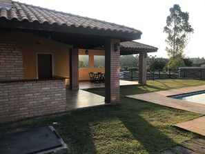 Outdoor dining - Country house for rent in a gated community in Ibiúna. (Verava)