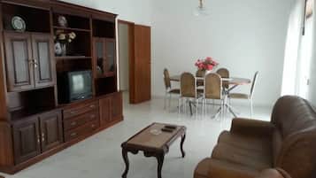 Appartamento, 3 camere da letto, balcone | Area soggiorno | TV