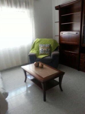 公寓, 2 间卧室, 露台 | 起居区 | 电视