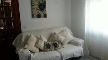 Appartamento, 2 camere da letto, terrazzo | Area soggiorno | TV