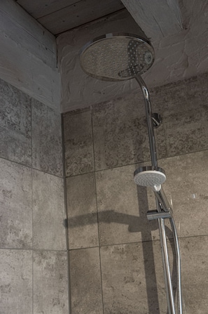 Douche, sèche-cheveux, serviettes fournies, savon