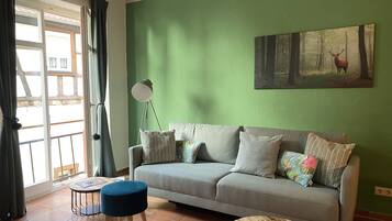 Smart-TV, Bücher, Stereoanlage