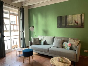 TV connectée, livres, chaîne hi-fi