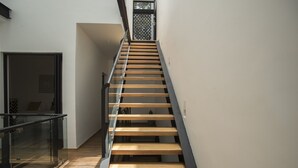 A modern staircase with glass railings and wooden steps. - Central Luxury house - Condesa Neighborhood (Colonia Condesa)