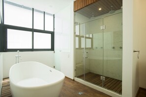 Baignoire, séchoir à cheveux, serviettes fournies, savon