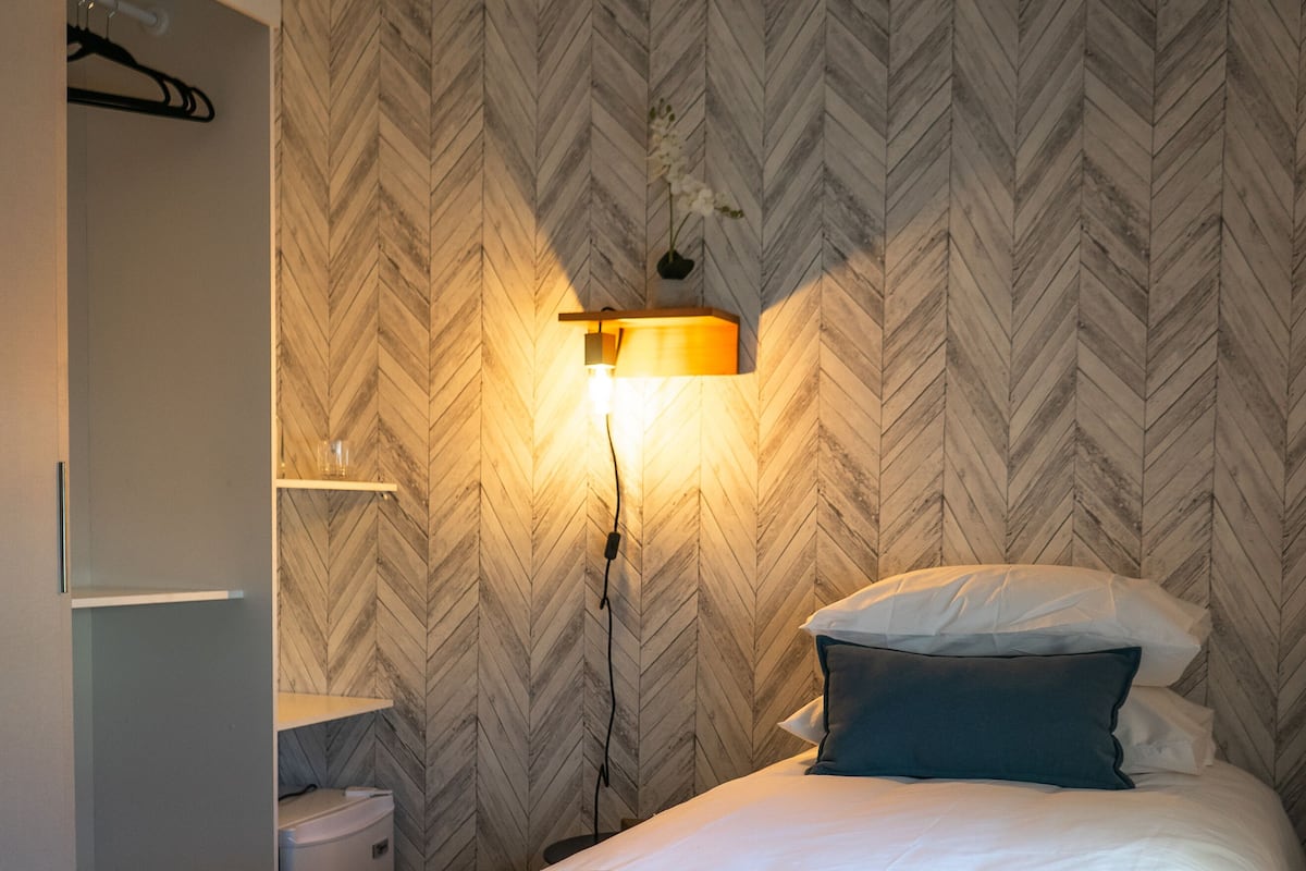 Superior eenpersoonskamer | Een minibar, een kluis op de kamer, verduisterende gordijnen