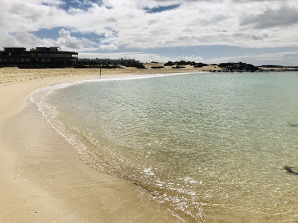 On the beach, beach towels - Stunning views & location. Spacious 1 bed apartment directly on beach El Cotillo (El Cotillo)