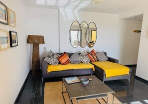 Smart TV, DVD player, books - Stunning views & location. Spacious 1 bed apartment directly on beach El Cotillo (El Cotillo)