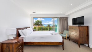 3 bedrooms, iron/ironing board, Internet, bed sheets