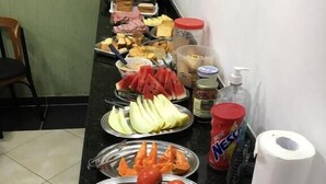 Une table de buffet proposant divers fruits et en-cas.
