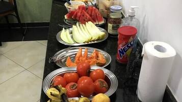 Café da manhã com buffet grátis todos os dias