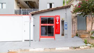 L'ingresso di un hotel con un cartello rosso, una cassetta postale e una scala che conduce a un piano superiore.