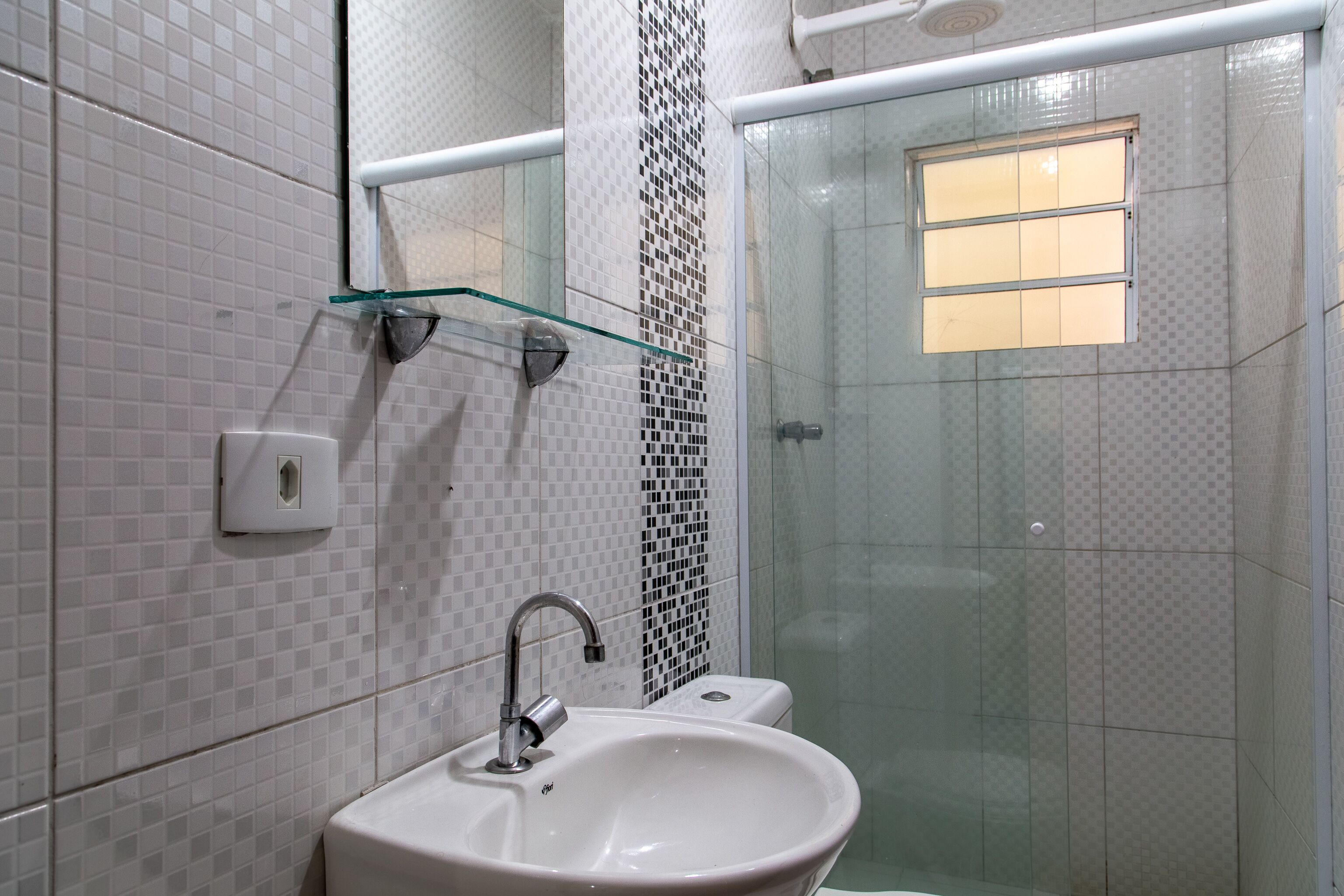 Quarto triplo, 3 camas de solteiro | Banheiro | Chuveiro, produtos de toalete grátis, toalhas de banho, sabonete