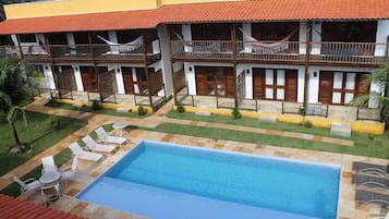 Piscina a l'aire lliure i gandules