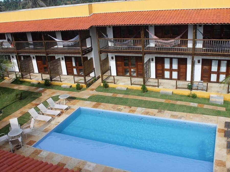 Una piscina al aire libre, sillones reclinables de piscina