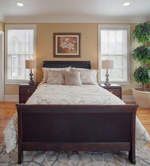 Luxury 3Bed Townhouse in Historic Downtown Savannah | 2 bedrooms, in-room safe, iron/ironing board, free cots/infant beds - Beautiful 3BR Townhouse in Downtown (Savannah)