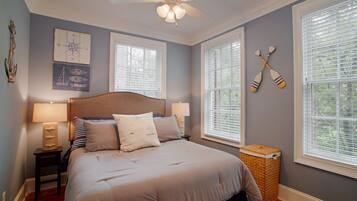 Luxury 3Bed Townhouse in Historic Downtown Savannah | 2 bedrooms, in-room safe, iron/ironing board, free cots/infant beds