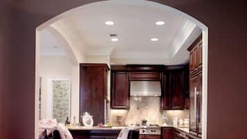 Luxury 3Bed Townhouse in Historic Downtown Savannah | In-room dining