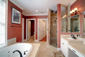 Luxury 3Bed Townhouse in Historic Downtown Savannah | Bathroom | Separate bathtub and shower, free toiletries, hair dryer, towels - Beautiful 3BR Townhouse in Downtown (Savannah)
