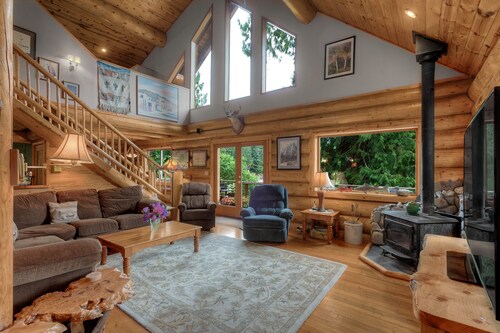 NOUVEAU! Superbe cabane en rondins sur un terrain privé en bordure de rivière avec vue sur la montagne et le bain à remous!