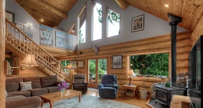 NOUVEAU! Superbe cabane en rondins sur un terrain privé en bordure de riviÚre avec vue sur la montagne et le bain à remous!