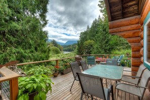 Outdoor dining - Bonny Sky Lodge- private riverfront log cabin w/ mountain view, hot tub, generator backup! (Gold Bar)