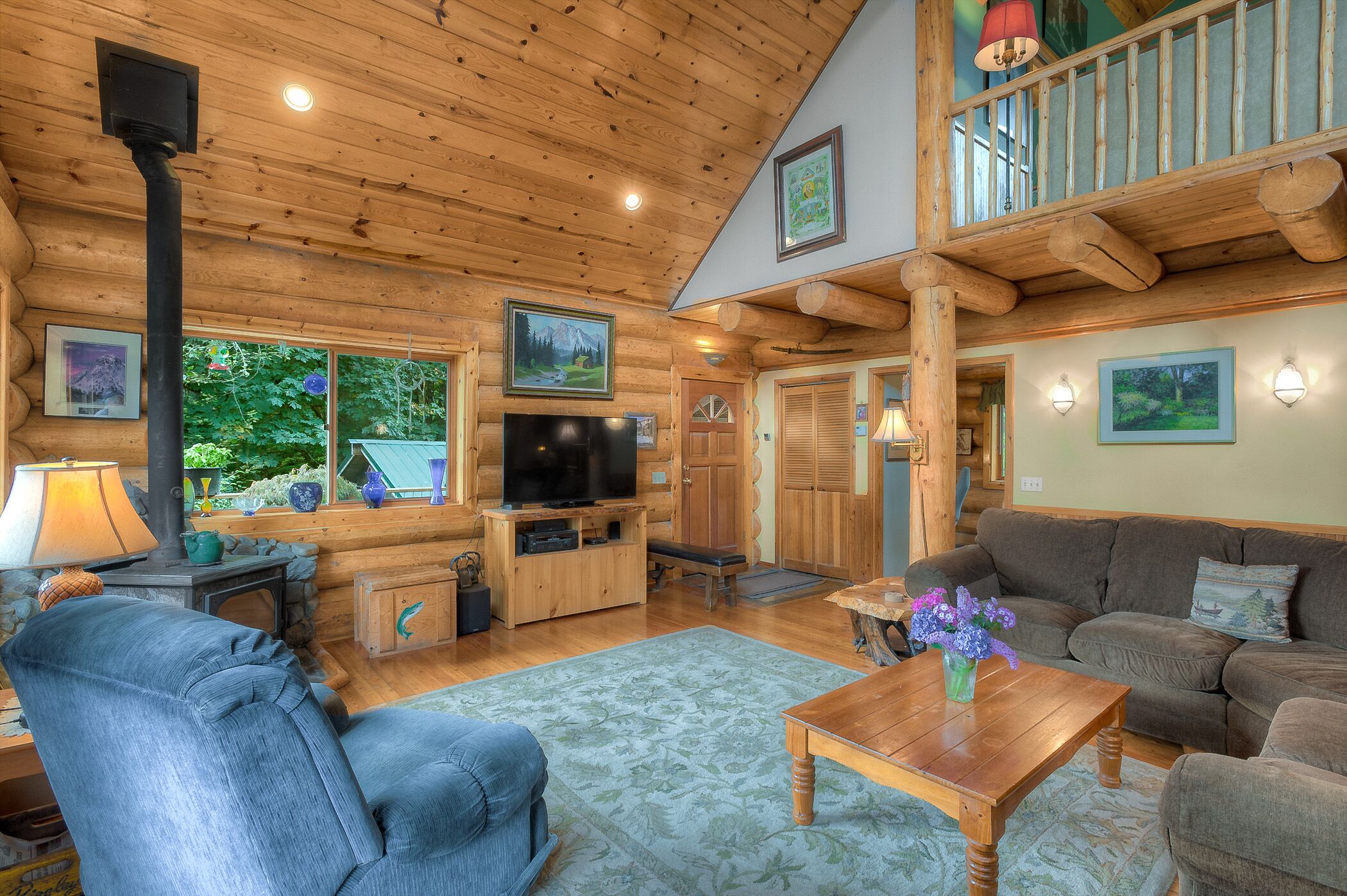 Bonny Sky Lodge- private riverfront log cabin w/ mountain view, hot tub, generator backup!
