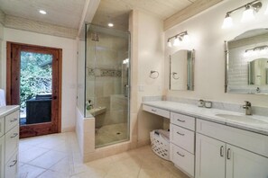 Huis, Meerdere bedden (LX 57 Weathertop Rustic Ranch in Carm) | Badkamer | Een haardroger