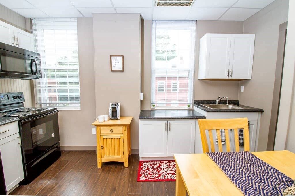 Suite #1 - 1 Bed 1 Bath in the middle of Downtown